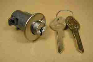 1961-67....Console lid lock with Pear head key, 61-64 P/8, 62-67 TempStyle Pear Head Keys